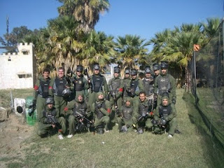 Foto de grupo en las instalaciones del campo de Paintball