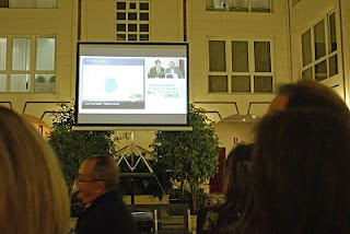 Pantalla ubicada en el patio de la DT desde donde se siguió el escrutinio de los datos