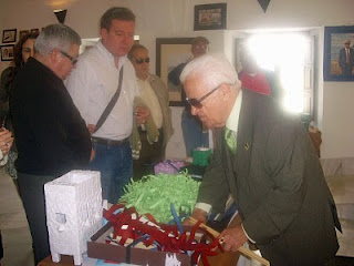 Manuel Pérez y sus piezas de papel junto a Ramón Zambruno