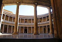 Imagen del patio interior del Palacio de Carlos V, lugar de la presentación del cupón dedicado a los Jardines del Partal