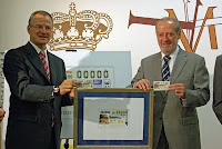 El presidente de la Diputación Provincial de Sevilla, Fernando Rodríguez Villalobos y el delegado de la ONCE en Andalucía, Patricio Cárceles, posan con una imagen del cupón dedicado al Teatro Maestranza y la Real Orquesta Sinfónica de Sevilla