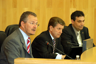 Patricio Cárceles en un momento de su intervención junto al presidente de la Diputación de Granada y el director de la ONCE en Granada
