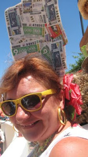 Una de las asistentes al´Día de la ONCE en Málaga con una peineta hecha de cupones