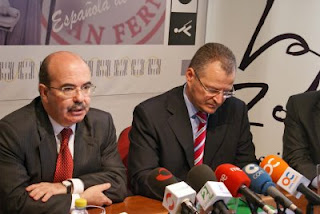 Primer plano de Gaspar Zarrías en un momento de su intervención, junto a Patricio Cárceles