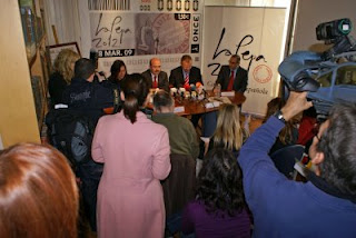 Imagen de la sala abarrotada de periodistas y medios