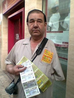 Eugenio Perales muestra sus cupones