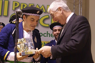 Gómez Periñán entrega el premio a los miembros de la chirigota La Pasma