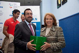 El presidente del Comité Paralímpico Español entrega un premio de reconocimiento a la presidenta de la Fundación Persán