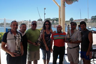 Los ganadores exhiben felices sus trofeos