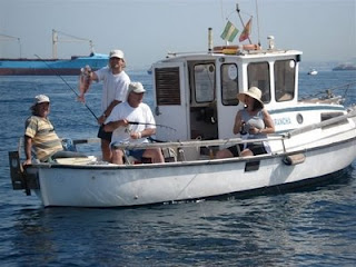 Bella estampa de una de las embarcaciones en plena faena pesquera
