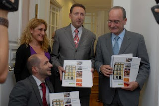 El director de la ONCE en Málaga con el alcalde, la directora del Museo y el delegado de Accesibilidad mostrando la información adaptada al braille