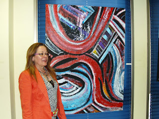 Pilar posa junto a uno de sus cuadros más coloristas