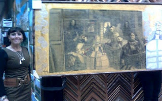 Lola Morón junto a una reproducción de Las Meninas de Velázquez