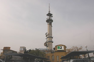 Imagen de la sede de los Servicios Informativos de Canal Sur, con el Pirulí al fondo