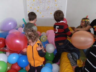 Un grupo de niños juega en la piscina de globos