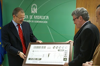 Luis Pizarro y Patricio Cárceles observan la imagen del cupón dedicado al Voluntariado