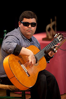 El Plazoleta mientras tocaba la guitarra