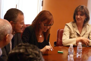 Mónica Madrid recibe emocionada la confirmación de su nombramiento como presidenta entre el delegado territorial, Patricio Cárceles, y la vicepresidenta primera, Amparo Cruz