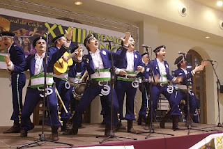 Actuación de la chirigota La Pasma ataviados del traje de policía autonómica con la bandera andaluza como fajín