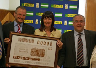 La consejera para la Igualdad y Bienestar Social y el delegado territorial de la ONCE junto al alcalde de Andújar