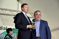 El presidente de la Diputación de Málaga, Salvador Pendón, entrega el premio al director de la ONCE en Málaga, Cristóbal Martínez