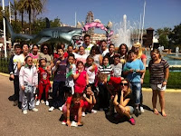Foto de grupo de todos los chavales asistentes a las jornadas, durante su visita al parque Tívoli-world