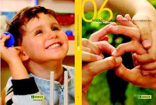 Imagen de la portada de la Memoria 2006 en la que aparecen unas manos con el signo de solidaridad en lengua de signos