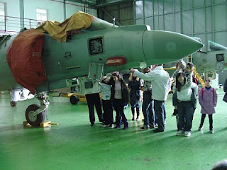Niños tocando el exterior de uno de los aviones