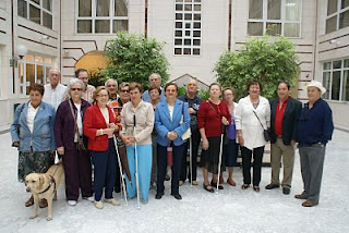 Grupo de la ONCE que participa cada jueves en el proyecto 'Por un millón de pasos' en el Patio central de la Delegación Territorial de la ONCE en Sevilla