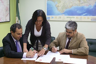 Firma del convenio de colaboración por el subdelegado territorial de la ONCE en Andalucía, Ventura Pazos, y el delegado de la Consejería de Salud en Sevilla, Tomás Martínez