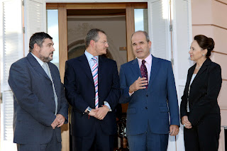 Antes de la reunión, Patricio Cárceles y Alberto Morillas, posaron para la prensa con Manuel Chaves y Concepción Gutiérrez, en la sede de la Presidencia de la Junta