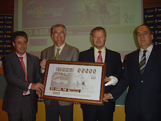 El delegado territorial y el director de Isla Mágica muestran a la prensa la plancha del cupón