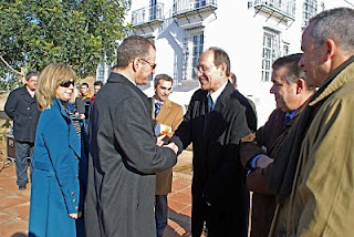 El delegado de la ONCE en Andalucía, Patricio Cárceles, saluda al consejero de Medio Ambiente de la Junta, Juan José Díaz Trillo