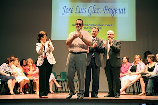 El afiliado José Luis González recogiendo emocionado su premio
