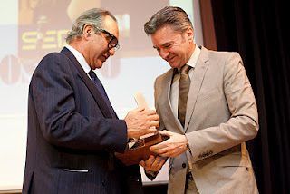 Premio a Domi del Postigo, director de ‘A vivir Andalucía’, de la Cadena SER
