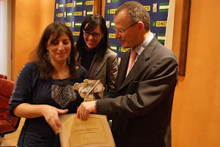 La consejera granadina recoge el premio en representación de los granadinos que no pudieron llegar a tiempo del acto por culpa del temporal