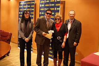 La premiada en la modalidad de complejidad, la gaditana, Margarita Flores, por un bajorrelieve de cobre