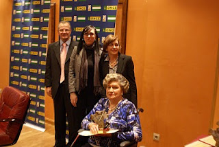 La premiada en la modalidad de calidad artística, la malagueña Dolores Porra, por su biznaga de jazmines, junto al Delegado Territorial y la Consejera