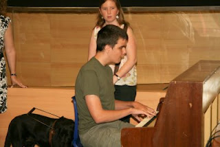 El alumno del CRE Pedro Mateo tocando el himno de Andalucía con piano