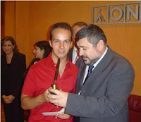 El presidente del Consejo entrega el premio, un bronce de una pluma, a Carlos Arbós