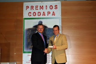 El delegado territorial recibe el premio de manos del director de la Agencia Andaluza del Voluntariado