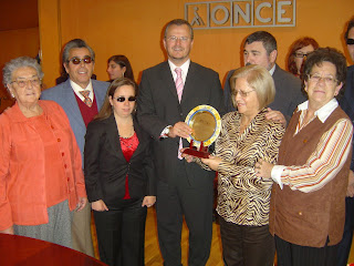 El delegado territorial entrega el plato al grupo de Jaén