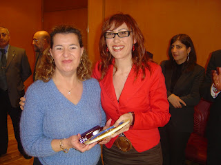 Victoria Rivas sonríe junto a la consejera Mónica Madrid