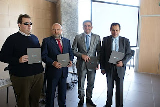 El alcalde de Alcalá de Guadaíra, Antonio Gutiérrez Limones, el gerente de la Fundación Alcalá Innova, Marcelino Colete Benítez, el subdelegado de la ONCE en Andalucía, Ventura Pazos y el consultor de accesibilidad de Technosite, empresa perteneciente a Fundación ONCE, Jonathan Chacón al finalizar la presentación de la plataforma