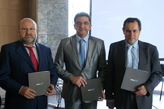 El gerente de la Fundación Alcalá Innova, Marcelino Colete Benítez, el alcalde de Alcalá de Guadaíra, Antonio Gutiérrez Limones, y el subdelegado de la ONCE en Andalucía, Ventura Pazos