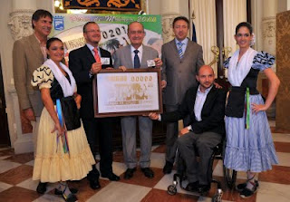 De izquierda a derecha, el concejal de Cultura, Damián Caneda, el delegado de la ONCE en Andalucía, Patricio Cárceles, el alcalde de Málaga, Francisco de la Torre, el director de la ONCE en Málaga, Cristóbal Martínez, el delegado de Accesibilidad, Raúl López posando con la plancha que dió origen al cupón