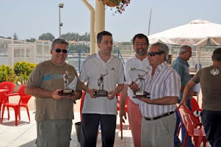 Los ganadores del primer premio al rancho mayor posando con su trofeo