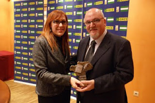 La presidenta del Consejo entrega el premio de relatos cortos a Jorge Lobo