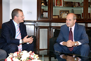 Manuel Chaves conversa con Patricio Cárceles en su despacho oficial