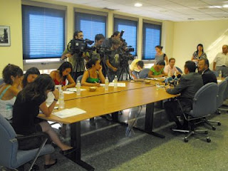 Varias cámaras de televisión graban la presentación de la Memoria de la ONCE en Málaga